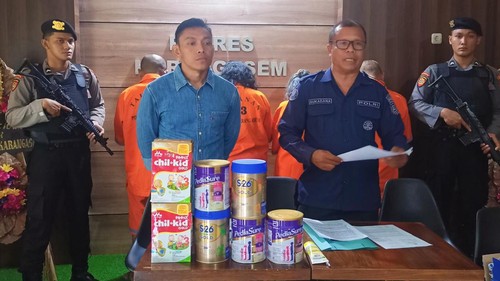 Polres Karangasem saat merilis kasus pencurian susu kaleng di Polres Karangasem, pada Selasa (5/12/2023).