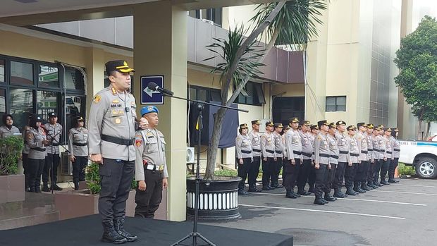 Polres Metro Jakarta Selatan memberikan penghargaan kepada 2 pelajar SMA dan ketua RT serta jetua RW di Mampang karena membantu menangkap pelaku curanmor. Penghargaan diberikan langsung oleh Kapolres Metro Jakarta Selatan Kombes Ade Ary Syam Indradi yang dihadiri Kapolsek Mampang Prapatan Kompol David Kanitero, Selasa (5/12/2023).