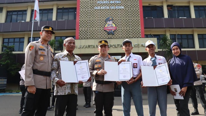Polres Metro Jakarta Selatan memberikan penghargaan kepada 2 pelajar SMA dan ketua RT serta jetua RW di Mampang karena membantu menangkap pelaku curanmor. Penghargaan diberikan langsung oleh Kapolres Metro Jakarta Selatan Kombes Ade Ary Syam Indradi yang dihadiri Kapolsek Mampang Prapatan Kompol David Kanitero, Selasa (5/12/2023).