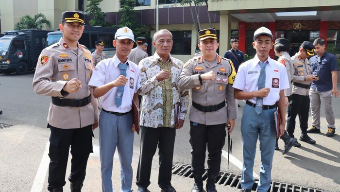 Polres Metro Jakarta Selatan memberikan penghargaan kepada 2 pelajar SMA dan ketua RT serta jetua RW di Mampang karena membantu menangkap pelaku curanmor. Penghargaan diberikan langsung oleh Kapolres Metro Jakarta Selatan Kombes Ade Ary Syam Indradi yang dihadiri Kapolsek Mampang Prapatan Kompol David Kanitero, Selasa (5/12/2023).