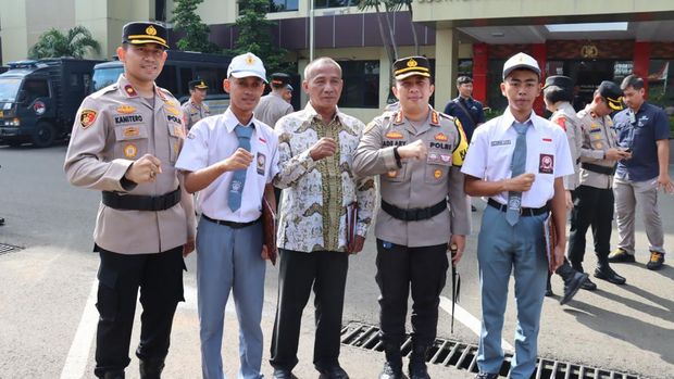 Polres Metro Jakarta Selatan memberikan penghargaan kepada 2 pelajar SMA dan ketua RT serta jetua RW di Mampang karena membantu menangkap pelaku curanmor. Penghargaan diberikan langsung oleh Kapolres Metro Jakarta Selatan Kombes Ade Ary Syam Indradi yang dihadiri Kapolsek Mampang Prapatan Kompol David Kanitero, Selasa (5/12/2023).
