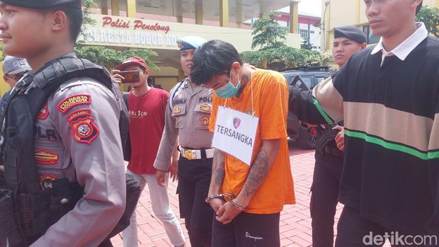 Polresta Bogor Kota merilis kasus Alung tersangka pembunuhan Wulan di Bogor. Tersangka Alung dihadirkan dalam jumpa pers di Mapolresta Bogor Kota, Jalan Kapten Muslihat, Kota Bogor, Selasa (5/12/2023).