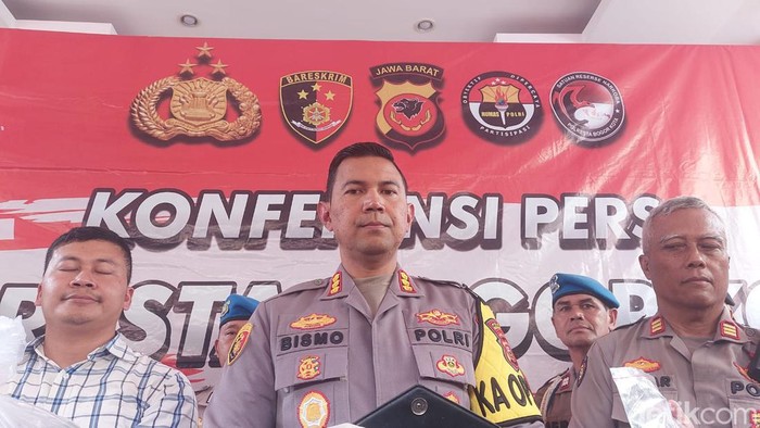 Polresta Bogor Kota merilis kasus Alung tersangka pembunuhan Wulan di Bogor. Tersangka Alung dihadirkan dalam jumpa pers di Mapolresta Bogor Kota, Jalan Kapten Muslihat, Kota Bogor, Selasa (5/12/2023).
