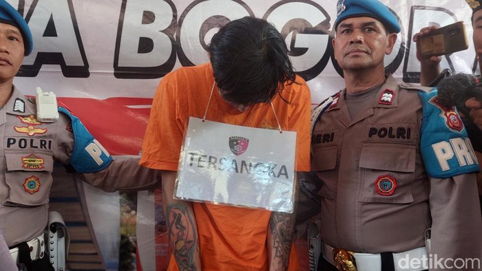 Polresta Bogor Kota merilis kasus Alung tersangka pembunuhan Wulan di Bogor. Tersangka Alung dihadirkan dalam jumpa pers di Mapolresta Bogor Kota, Jalan Kapten Muslihat, Kota Bogor, Selasa (5/12/2023).