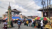 Masyarakat Nagari Lasi tetap beraktivitas di Pasar saat erupsi Marapi masih berlangsung.