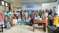 “Di sekolah saya kemarin menerapkan alur temukan, bayangkan, dan lakukan, sesuai dengan panduan Buku Kerja Sukses Projek Profil Kampus Guru Cikal. Perubahan pada murid terlihat. Salah satunya lebih berani untuk saling mengingatkan agar membuang sampah pada tempatnya,” ujar Novia dalam rilis Yayasan Guru Belajar yang diterima pada Senin (5/12/2023). Foto: Yayasan Guru Belajar