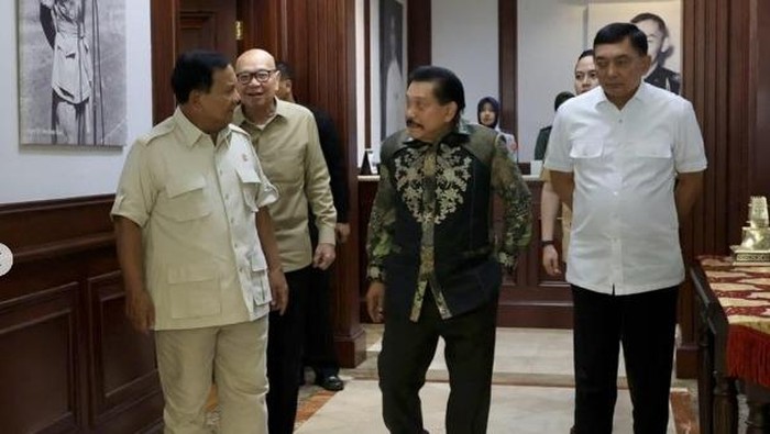 Prabowo bertemu Hendropriyono.