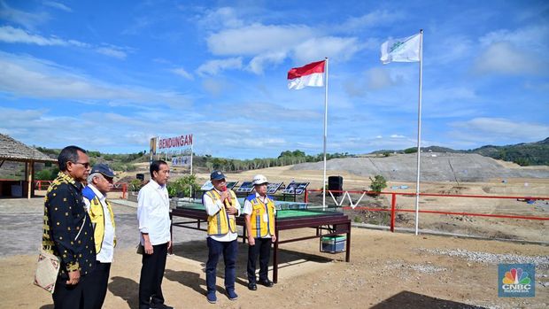 Presiden Joko Widodo (Jokowi) meninjau pembangunan Bendungan Mbay di Kabupaten Nagekeo, Nusa Tenggara Timur (NTT), Selasa (5/12/2023). (CNBC Indonesia/Emir Yanwardhana)