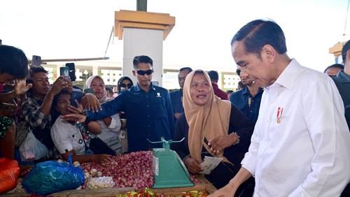 Presiden Joko Widodo mengecek harga kebutuhan pokok di Pasar Danga di Kabupaten Nagekeo, NTT, Selasa (5/12/2023). (Dok.Biro Pers, Media, dan Informasi Sekretariat Presiden)