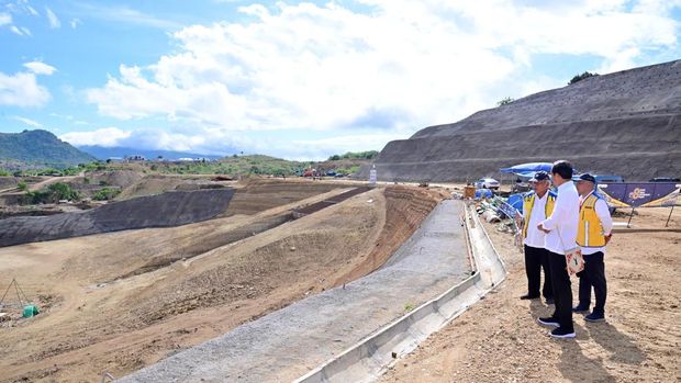 Presiden Jokowi meninjau progres pembangunan Bendungan Mbay di NTT. Jokowi mengatakan bendungan ini dibangun bagian strategi wujudkan kedaulatan pangan. (Muchlis Jr - Biro Pers Sekretariat Presiden)