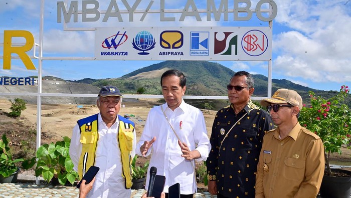 Presiden Jokowi meninjau progres pembangunan Bendungan Mbay di NTT. Jokowi mengatakan bendungan ini dibangun bagian strategi wujudkan kedaulatan pangan. (Muchlis Jr - Biro Pers Sekretariat Presiden)