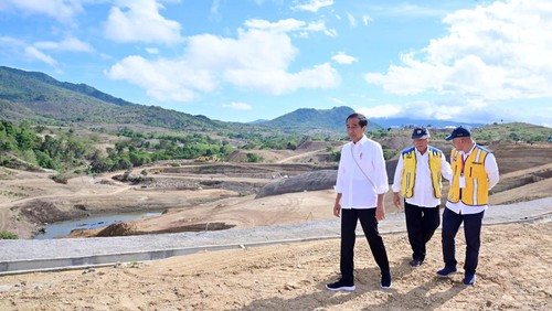 Presiden Joko Widodo meninjau progres pembangunan Bendungan Mbay di Kabupaten Nagekeo, NTT, Selasa, (5/12/2023). (Dok.Biro Pers, Media, dan Informasi Sekretariat Presiden)