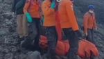 Potret Petugas Evakuasi Korban dari Atas Gunung Marapi