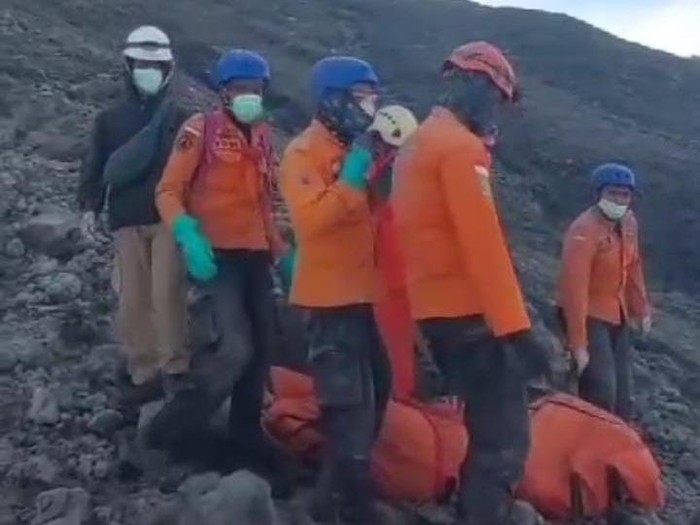 Proses evakuasi korban dari atas Gunung Marapi