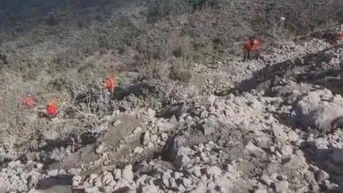 Proses evakuasi korban dari atas Gunung Marapi