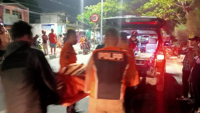 Proses evakuasi pemotor mabuk yang tewas usai tabrak truk di Surabaya