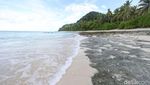 Putihnya Pasir Pantai di Pulau Senoa Natuna