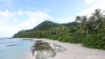 Putihnya Pasir Pantai di Pulau Senoa Natuna