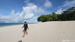 Putihnya Pasir Pantai di Pulau Senoa Natuna