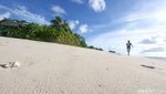 Putihnya Pasir Pantai di Pulau Senoa Natuna