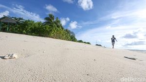 Putihnya Pasir Pantai di Pulau Senoa Natuna