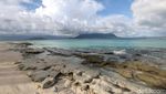 Putihnya Pasir Pantai di Pulau Senoa Natuna