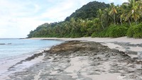 Sebagai daerah kepulauan yang 98%% wilayahnya merupakan laut, Natuna menawarkan banyak pantai yang cocok untuk menikmati sunrise maupun sunset.   