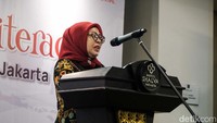 Perlu diketahui, merdeka secara finansial (financially freedom) bukan berarti memiliki banyak uang, makna merdeka finansial lebih dari sekadar banyak uang. Kemerdekaan finansial diperoleh jika kalian dapat hidup dengan pantas, secukupnya, dan bebas utang. 