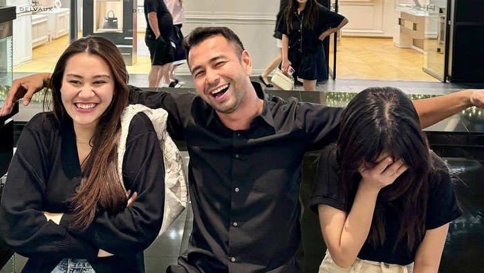 Raffi Ahmad rangkul Fuji dan Aaliyah Massaid