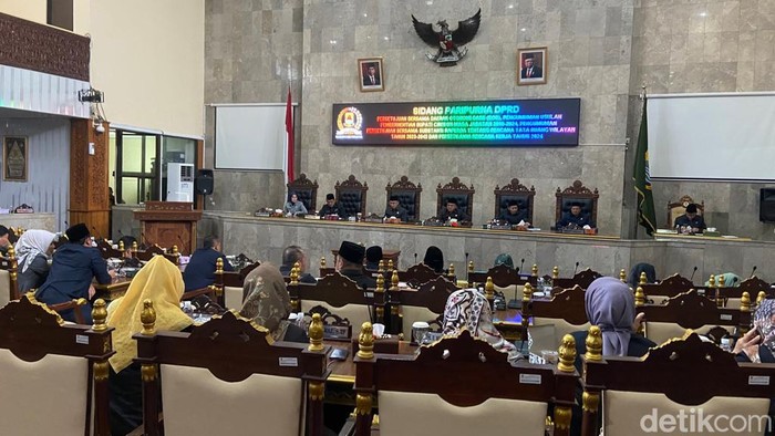 Rapat paripurna persetujuan DPRD Kabupaten Cirebon mengenai DOB Kabupaten Cirebon Timur, Selasa (5/12/2023).