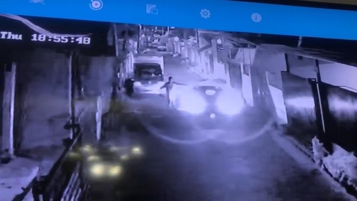 Rekaman CCTV penganiyaan tetangga di Surabaya