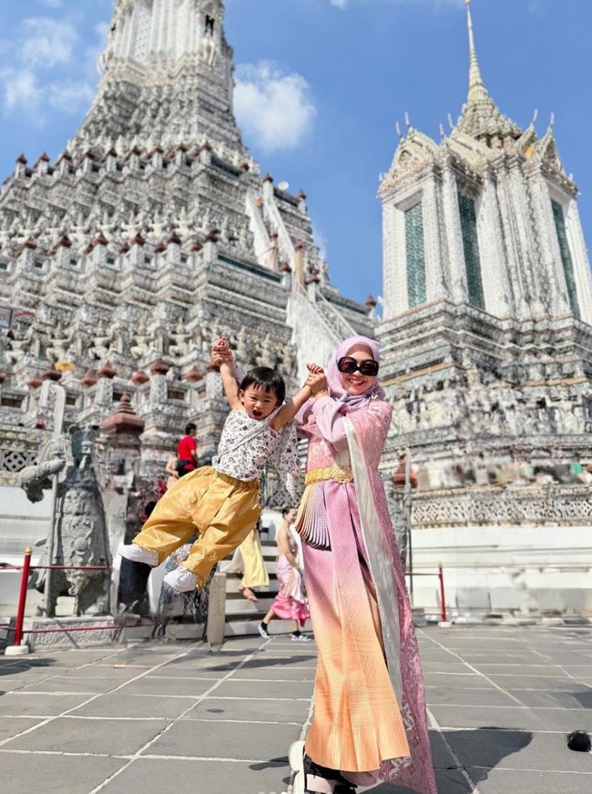 Walaupun hanya berdua tanpa kehadiran suaminya, Teuku Ryan, keduanya terlihat begitu menikmati liburan mereka. Ekspresi bahagia tampak jelas di wajah Moana dan Ricis. Foto: Instagram/@riaricis1795