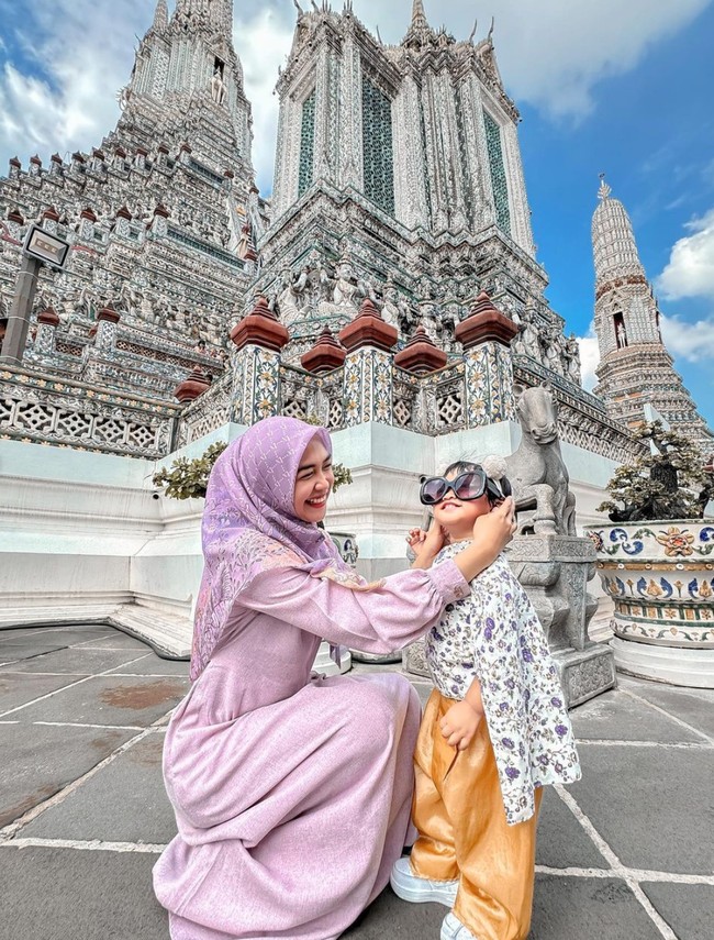 Tak kalah mencuri atensi, penampilan Moana pun terlihat begitu menggemaskan. Lihat saja gayanya saat mengenakan kaca mata hitam milik Ricis. Foto: Instagram/@riaricis1795