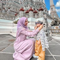 Tak kalah mencuri atensi, penampilan Moana pun terlihat begitu menggemaskan. Lihat saja gayanya saat mengenakan kaca mata hitam milik Ricis. Foto: Instagram/@riaricis1795