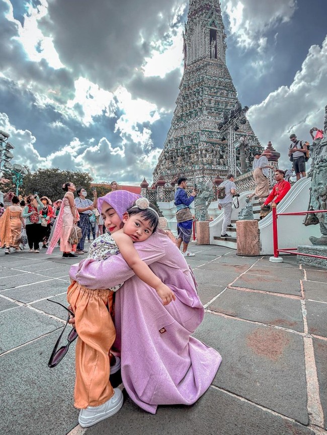 Walaupun Teuku Ryan tak ikut berlibur ke Thailand namun dalam unggahan Ricis itu Ryan tampak menyematkan komentar. Ia mengatakan agar istri dan anaknya itu berhati-hati. “Hati hati yah” tulisnya. Foto: Instagram/@riaricis1795