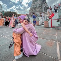 Walaupun Teuku Ryan tak ikut berlibur ke Thailand namun dalam unggahan Ricis itu Ryan tampak menyematkan komentar. Ia mengatakan agar istri dan anaknya itu berhati-hati. “Hati hati yah” tulisnya. Foto: Instagram/@riaricis1795
