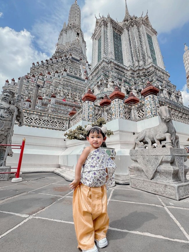 Lahir pada 26 Juli 2022, Moana kini sudah berusia 1 tahun lebih. Sudah semakin besar, anak pertama Ricis dan Ryan itu juga tampaknya sudah jago berpose di depan kamera. Foto: Instagram/@riaricis1795