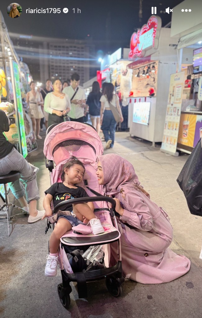 Saling bertatapan, Moana dan Ricis tampak bahagia menghabiskan waktu bersama. Keduanya pun terlihat kompak. Foto: Instagram/@riaricis1795