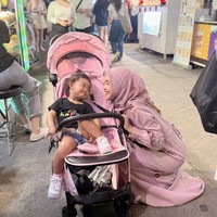 Saling bertatapan, Moana dan Ricis tampak bahagia menghabiskan waktu bersama. Keduanya pun terlihat kompak. Foto: Instagram/@riaricis1795