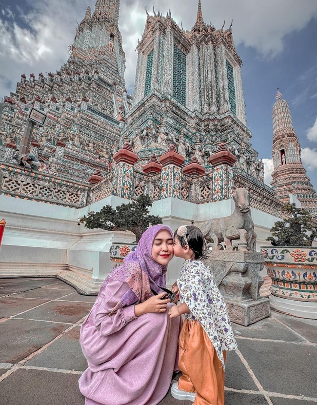 Melalui akun Instagram pribadinya Ria Ricis membagikan potret kebersamaannya dengan putri kecilnya, Moana. Diketahui keduanya memang sedang berlibur ke Thailannd, Bangkok. Foto: Instagram/@riaricis1795