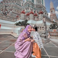 Melalui akun Instagram pribadinya Ria Ricis membagikan potret kebersamaannya dengan putri kecilnya, Moana. Diketahui keduanya memang sedang berlibur ke Thailannd, Bangkok. Foto: Instagram/@riaricis1795