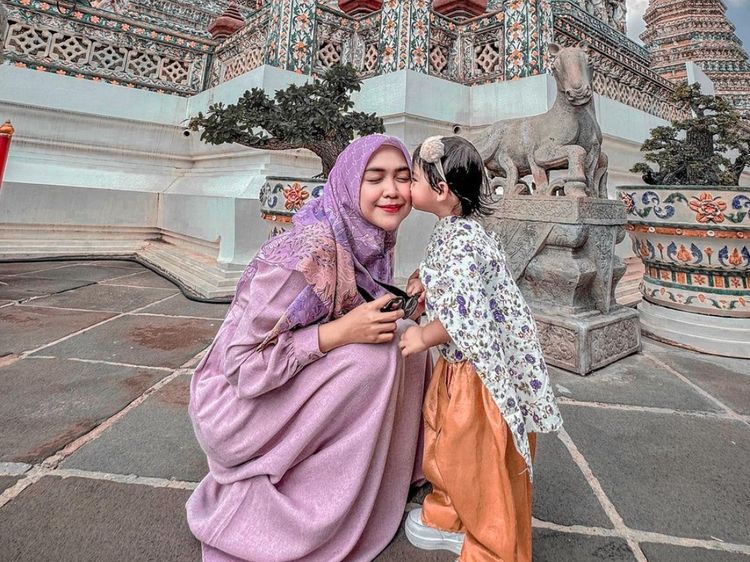 7 Foto Keseruan Ria Ricis Liburan ke Bangkok Bareng Anak, Tak Ditemani Suami