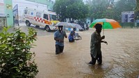 Di ibu kota Tamil Nadu, Chennai, hujan deras menenggelamkan jalan-jalan dan mobil-mobil hingga setinggi lutut yang membanjiri sebagian kota ketika anggota Pasukan Tanggap Bencana Nasional India mulai mengevakuasi mereka yang berada di daerah dataran rendah.