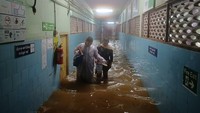 Rumah Sakit Pemerintah Tambaram kebanjiran menyusul hujan lebat di sepanjang pantai Teluk Benggala di Chennai, India, Senin (4/12/2023).
