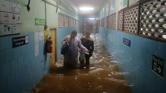 RS di India Kebanjiran Imbas Badai Tropis Michaung The Tambaram Government Hospital is flooded following heavy rains along the Bay of Bengal coast in Chennai, India, Monday, Dec.4, 2023. Authorities issued warnings for tropical storm Michaung, which is likely to hit the southern coast on Tuesday with maximum sustained winds of 90-100 kilometers (56-62 miles) per hour with gusts up to 110 kph (68 mph), the Indian Meteorological Department said. (AP Photo)