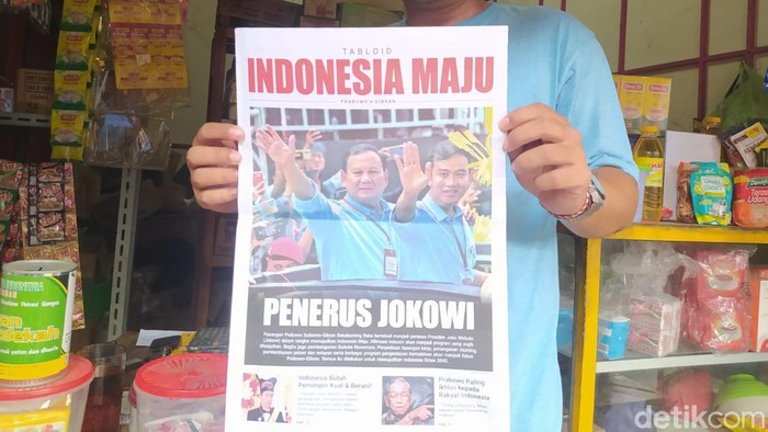 Salah seorang pedagang di Pasar Rejowinangun Kota Magelang menunjukan tabloid Indonesia Maju yang diterimanya, Selasa (5/12/2023).