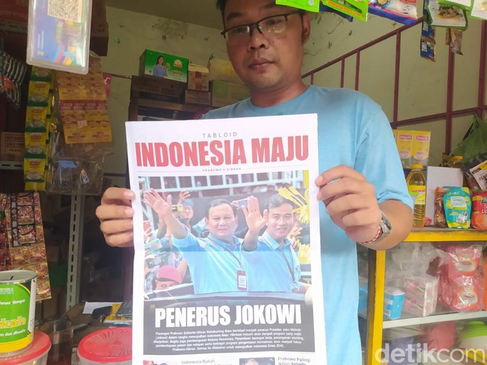 Salah seorang pedagang di Pasar Rejowinangun Kota Magelang menunjukan tabloid Indonesia Maju yang diterimanya, Selasa (5/12/2023).
