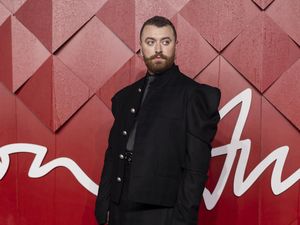 Gaya Sam Smith Jadi Sorotan, Pakai Anting Berbentuk Alat Kelamin