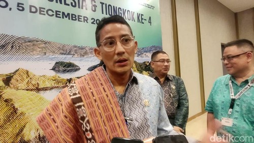 Sandiaga Uno memberikan keterangan pers di sela kegiatan Forum Kemitraan Bisnis Indonesia dan Tiongkok ke-4 di Labuan Bajo, Selasa (5/12/2023) (Ambrosius Ardin)