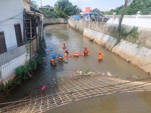 Terpeleset Saat Cari Barang, Penjual Pecel Lele Terbawa Arus Kali Ciputat